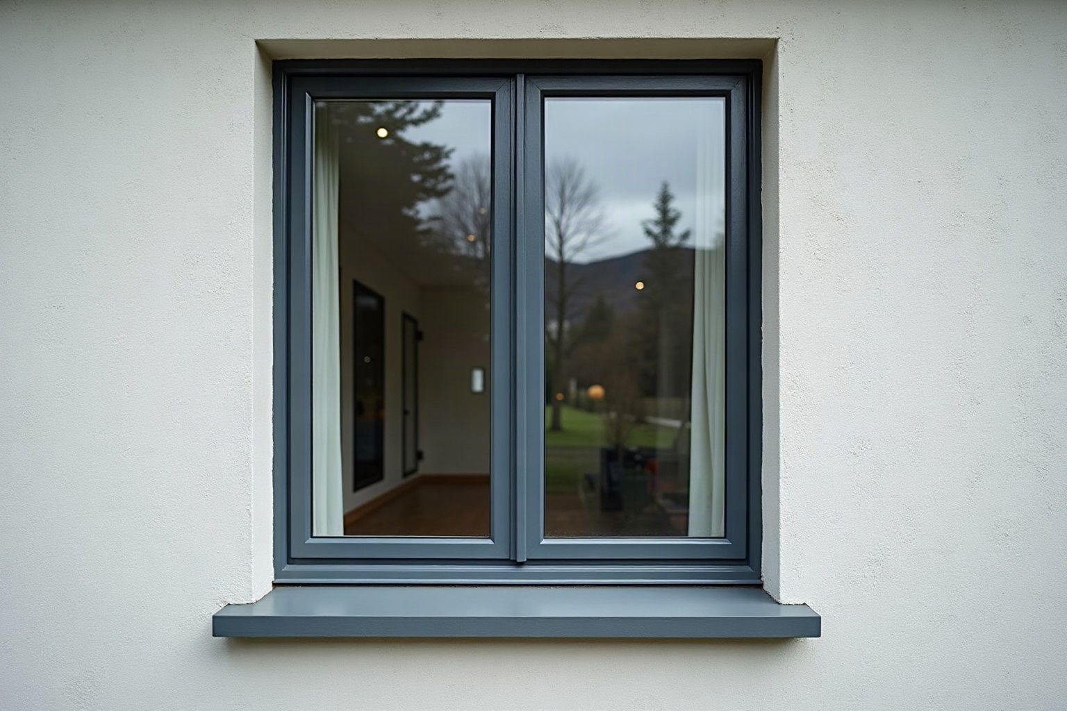 Fenêtre neuve à cadre anthracite et triple vitrage dans la même façade crépie