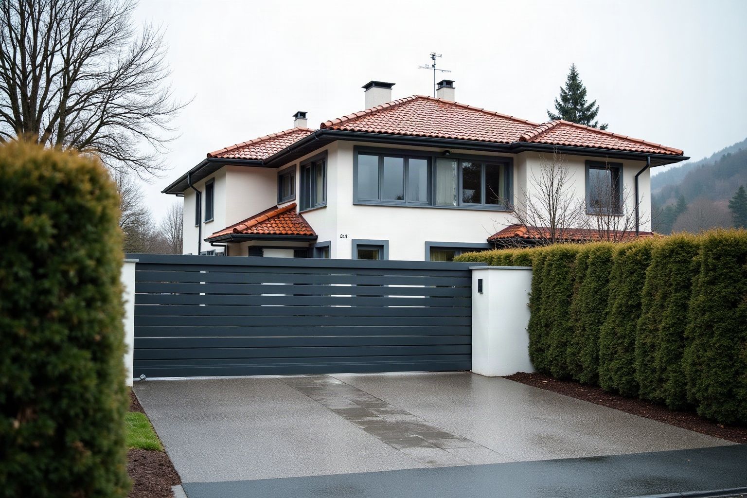 Portail coulissant en aluminium anthracite à lames horizontales devant une villa